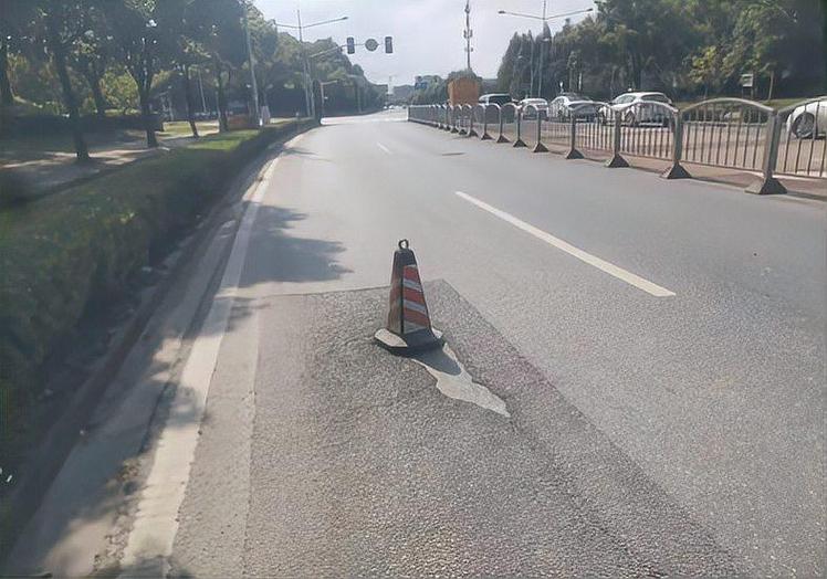江苏一男子骑车撞站台身亡,家属:公交站台设计不合理