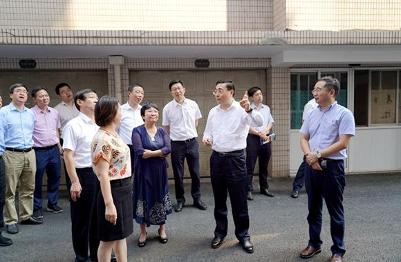 费高云调研党的建设工作:营造风清气正劲足的政治生态